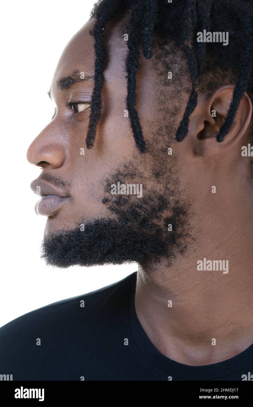 Un portrait de profil d'un homme afro-américain charmant. Banque D'Images