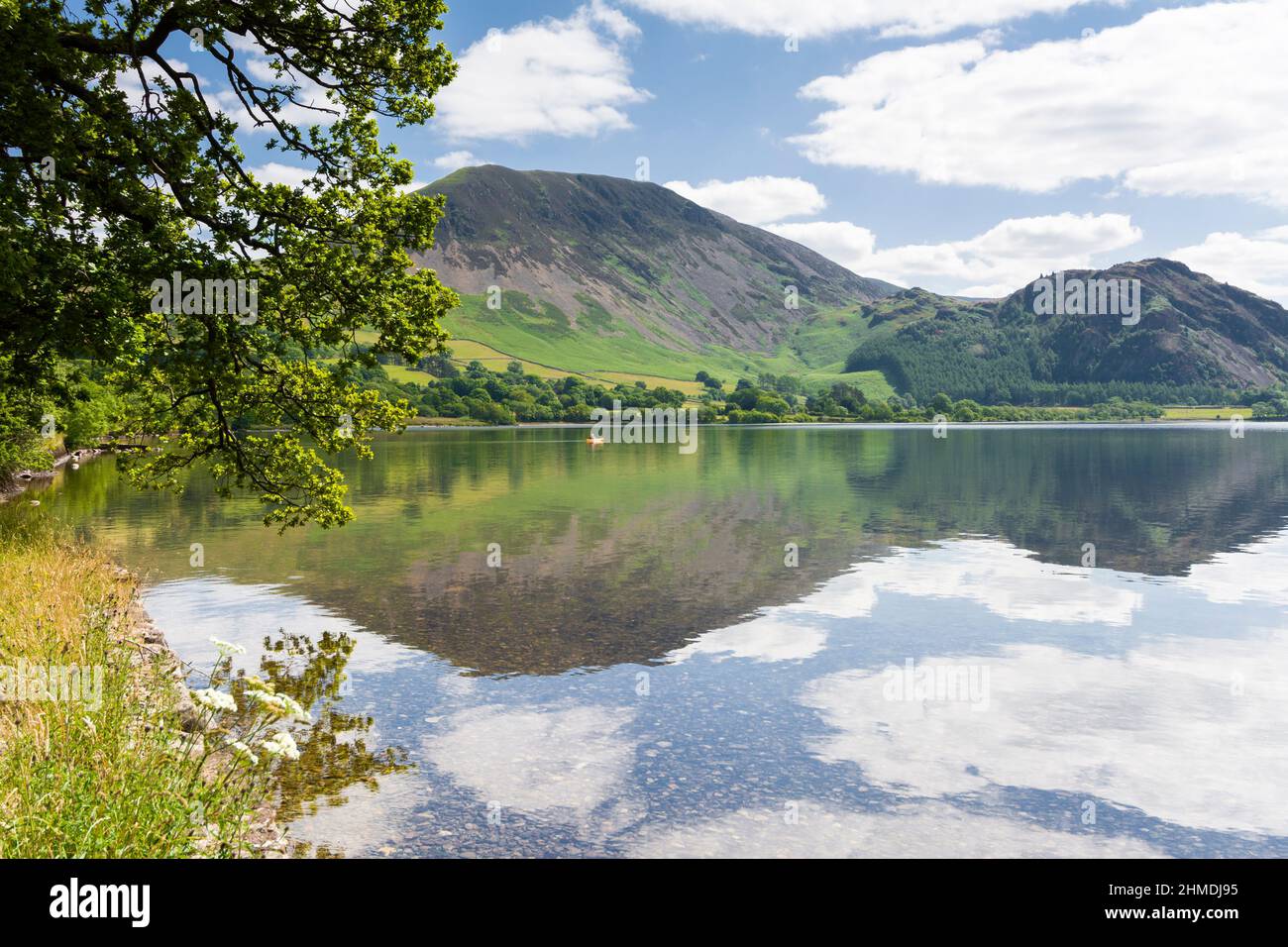 La rive nord-ouest de l'eau d'Ennerdale avec Herdus, Great borne et Bowness Knott reflétés dans l'eau fixe. English Lake District National Park, Cumbria, Angleterre. Banque D'Images