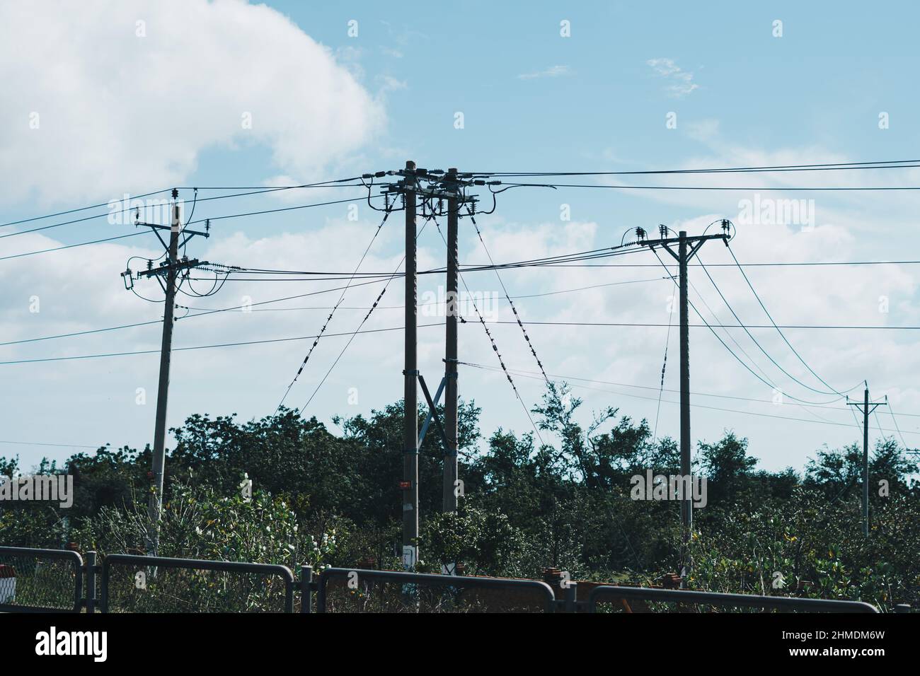 Les pylônes de puissance haute tension de transmission énorme pôle en