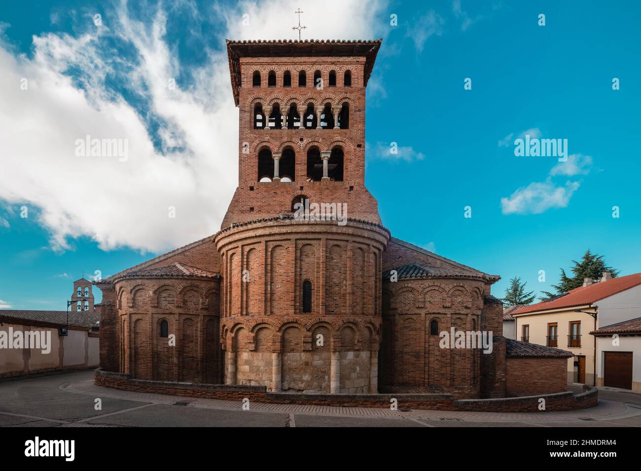 Sahagún, León, Espagne; 5th décembre 2021 : Église de San Tirso dans la ville de Sahagún, par une journée ensoleillée avec un ciel bleu. Banque D'Images
