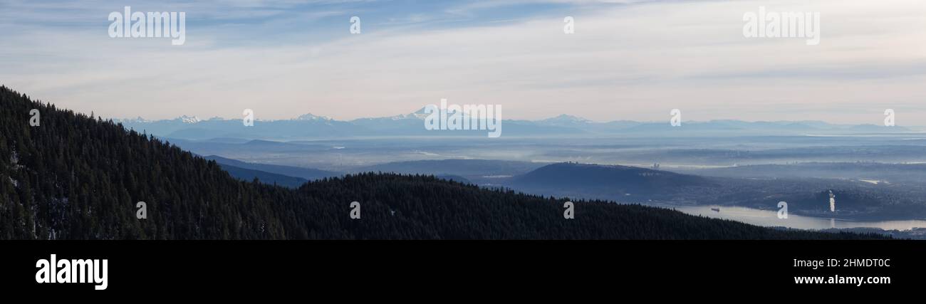 Vue panoramique de la station de ski de Top of Grouse Mountain avec la ville en arrière-plan. Banque D'Images