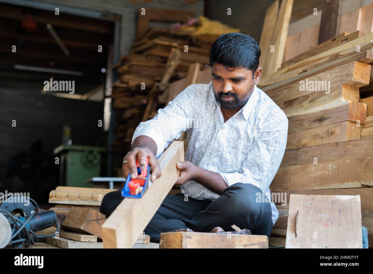 Gros plan des mains de Carpenter occupé à travailler en utilisant le plan de bloc pour enlever les surfaces rugueuses sur le bois à la boutique - concept d'artisans, indépendants et Banque D'Images