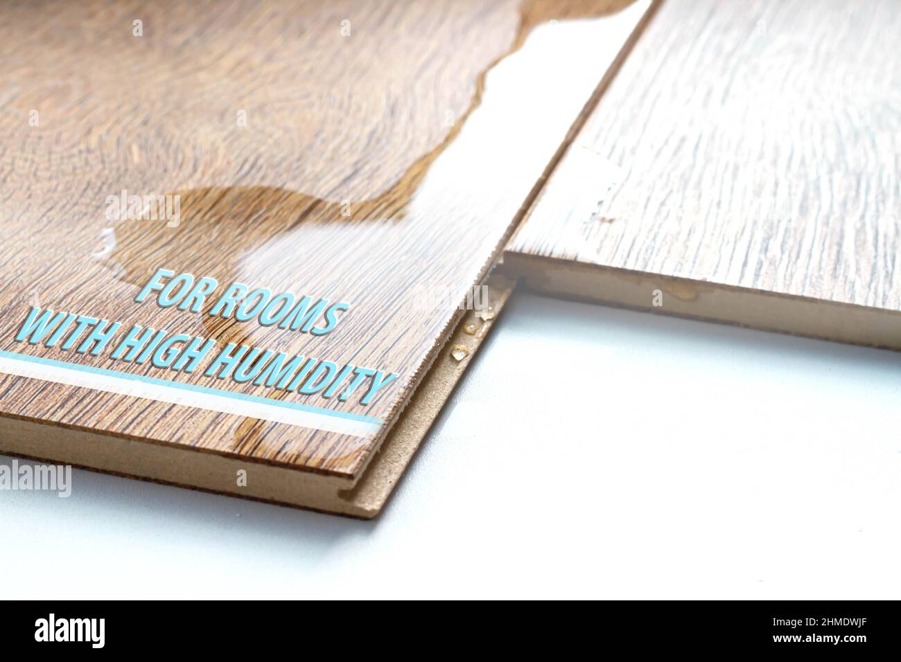 Stratifié pour la cuisine. Revêtements de sol pour les pièces à forte humidité. Les sols sont étanches. Protection contre l'humidité. Banque D'Images