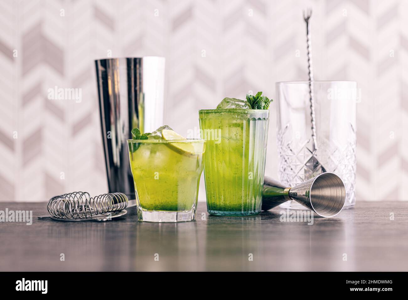 Cocktail alcoolisé d'été rafraîchissant avec glace, menthe fraîche et citron vert Banque D'Images