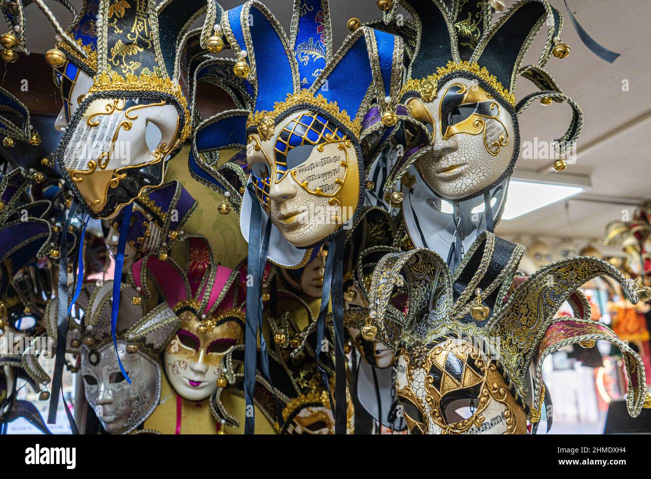 Venise, Italie. 9 février 2022. Une exposition de masques à main lors d'un  atelier de masques d'art à Venise. Cette année, le carnaval de Venise est  prévu à Vas-y avec des milliers