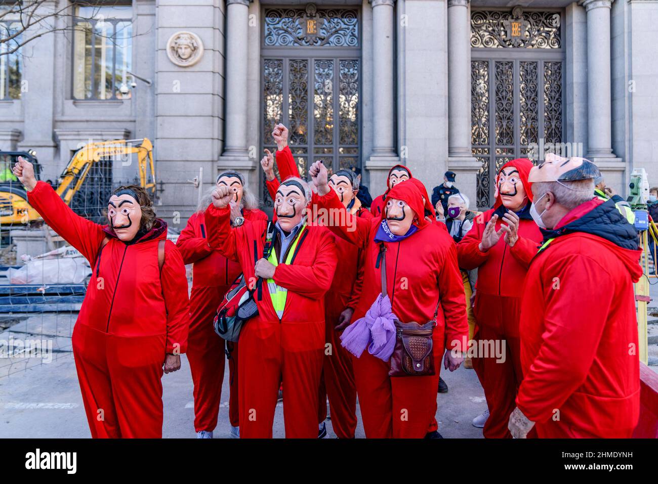 Madrid, Espagne. 09th févr. 2022. Des manifestants vêtus de costumes, scandent des slogans lors de la manifestation à Madrid. Un groupe de retraités et de membres des plates-formes et des groupes de COORPENMADRID-COESPE se sont réunis à l'extérieur du siège de la Banque d'Espagne à Madrid, vêtus de costumes 'Casa de Papel' pour démontrer dans la demande de pensions publiques justes, décentes et suffisantes. Crédit : SOPA Images Limited/Alamy Live News Banque D'Images