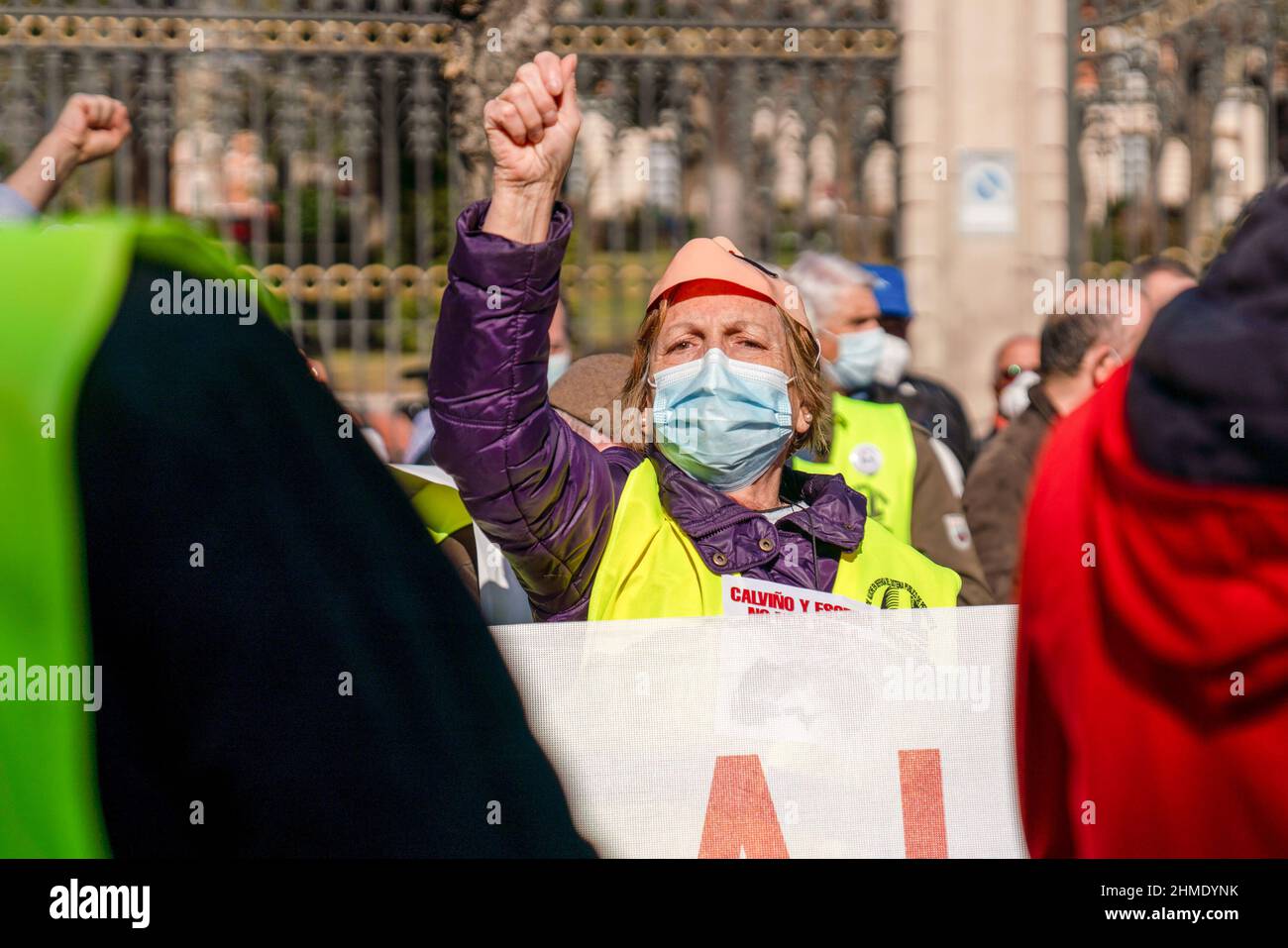Madrid, Espagne. 09th févr. 2022. Une manifestante féminine cria des slogans pendant la manifestation. Un groupe de retraités et de membres des plates-formes et des groupes de COORPENMADRID-COESPE se sont réunis à l'extérieur du siège de la Banque d'Espagne à Madrid, vêtus de costumes 'Casa de Papel' pour démontrer dans la demande de pensions publiques justes, décentes et suffisantes. Crédit : SOPA Images Limited/Alamy Live News Banque D'Images