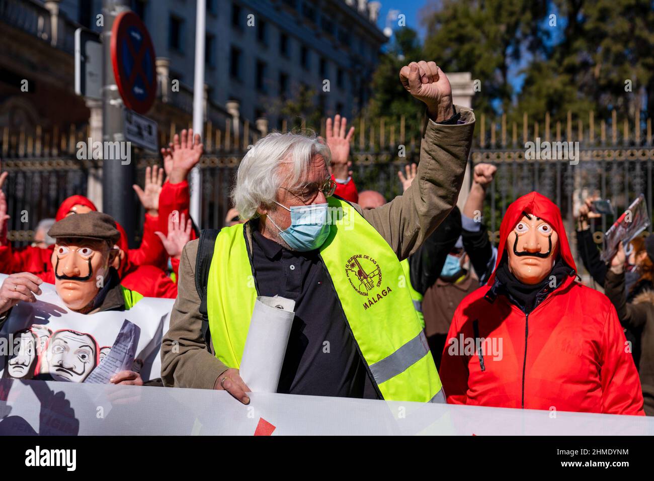 Madrid, Espagne. 09th févr. 2022. Un manifestant cria des slogans pendant une manifestation. Un groupe de retraités et de membres des plates-formes et des groupes de COORPENMADRID-COESPE se sont réunis à l'extérieur du siège de la Banque d'Espagne à Madrid, vêtus de costumes 'Casa de Papel' pour démontrer dans la demande de pensions publiques justes, décentes et suffisantes. Crédit : SOPA Images Limited/Alamy Live News Banque D'Images