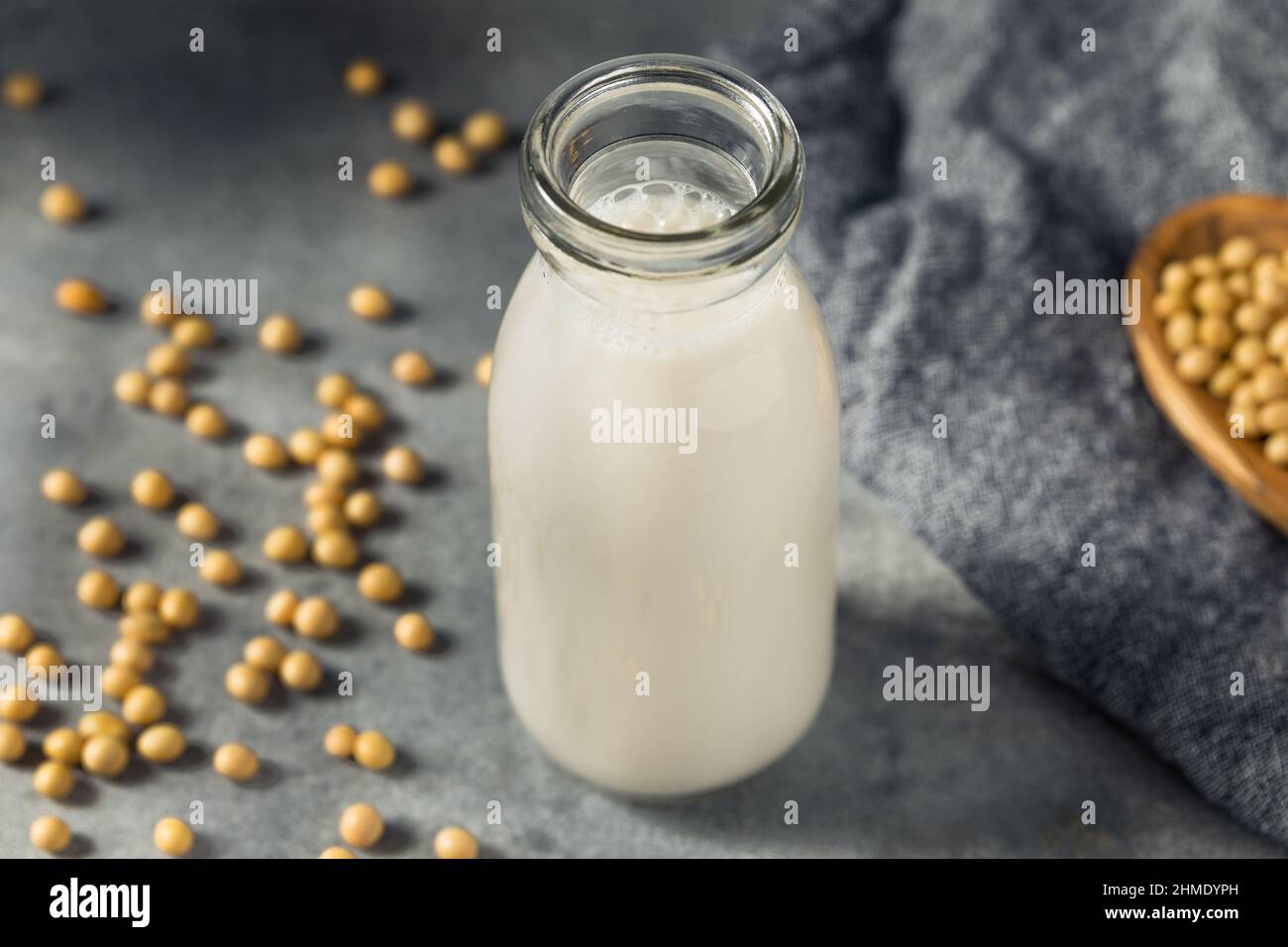 Lait de soja de remplacement rafraîchissant à froid dans une bouteille Banque D'Images