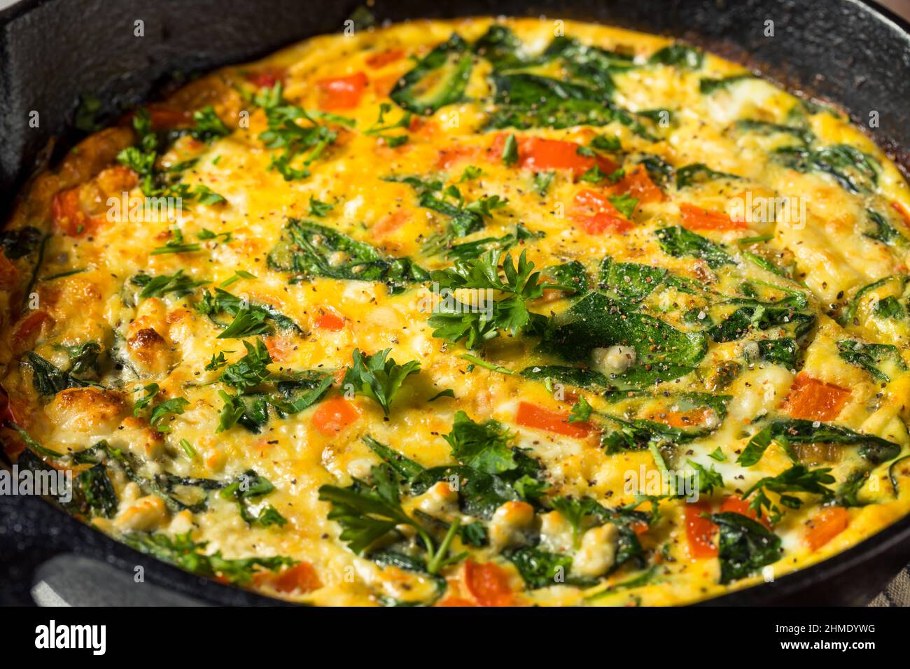 Frittata aux œufs et épinards faits maison avec feta Banque D'Images