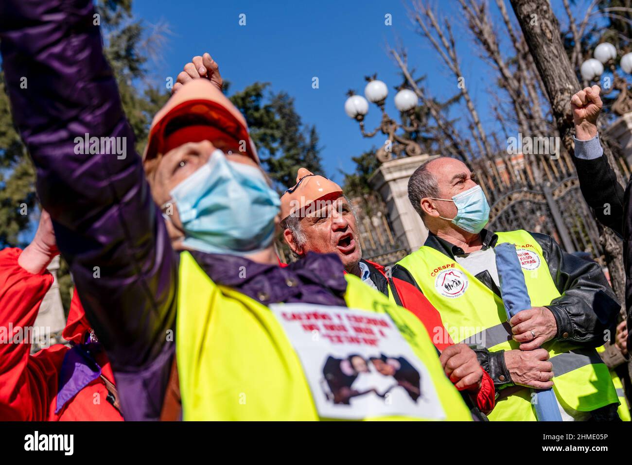 Madrid, Espagne. 09th févr. 2022. Les manifestants scandent des slogans lors de la manifestation à Madrid. Un groupe de retraités et de membres des plates-formes et des groupes de COORPENMADRID-COESPE se sont réunis à l'extérieur du siège de la Banque d'Espagne à Madrid, vêtus de costumes 'Casa de Papel' pour démontrer dans la demande de pensions publiques justes, décentes et suffisantes. (Photo de Guillermo Gutierrez Carrascal//Sipa USA) crédit: SIPA USA/Alay Live News Banque D'Images