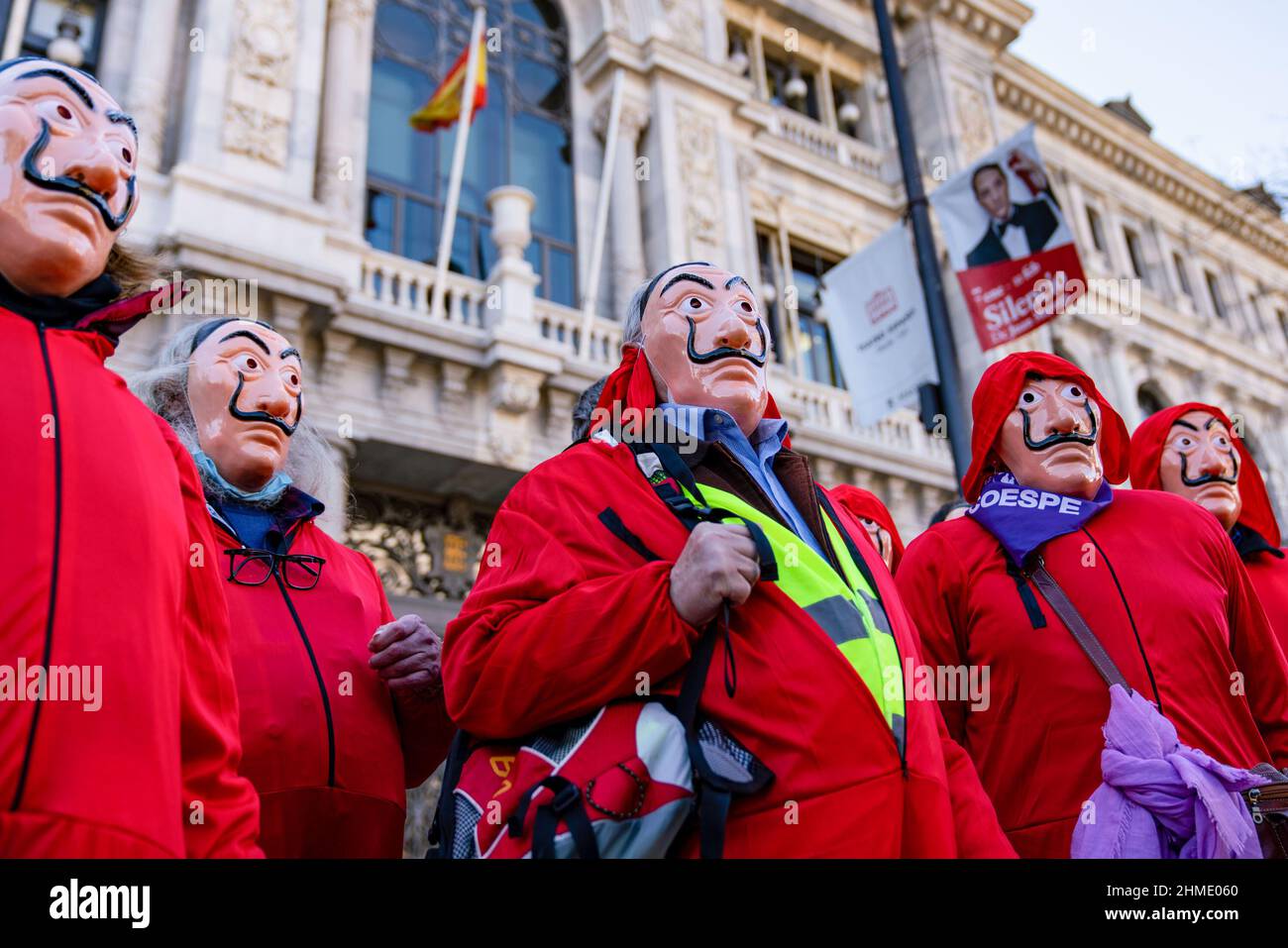 Madrid, Espagne. 09th févr. 2022. Des manifestants vêtus de costumes, scandent des slogans lors de la manifestation à Madrid. Un groupe de retraités et de membres des plates-formes et des groupes de COORPENMADRID-COESPE se sont réunis à l'extérieur du siège de la Banque d'Espagne à Madrid, vêtus de costumes 'Casa de Papel' pour démontrer dans la demande de pensions publiques justes, décentes et suffisantes. (Photo de Guillermo Gutierrez Carrascal//Sipa USA) crédit: SIPA USA/Alay Live News Banque D'Images