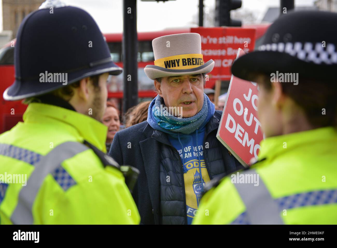 Londres, Royaume-Uni. 09th févr. 2022. Pendant la manifestation, Steven Bray, protestant contre le Brexit, est vu en discuter avec des policiers devant les chambres du Parlement. Des manifestants anti-conservateurs et anti-gouvernementaux se sont rassemblés à Westminster au cours des questions hebdomadaires du Premier ministre (photo de Thomas Krych/SOPA Images/Sipa USA) crédit : SIPA USA/Alay Live News Banque D'Images
