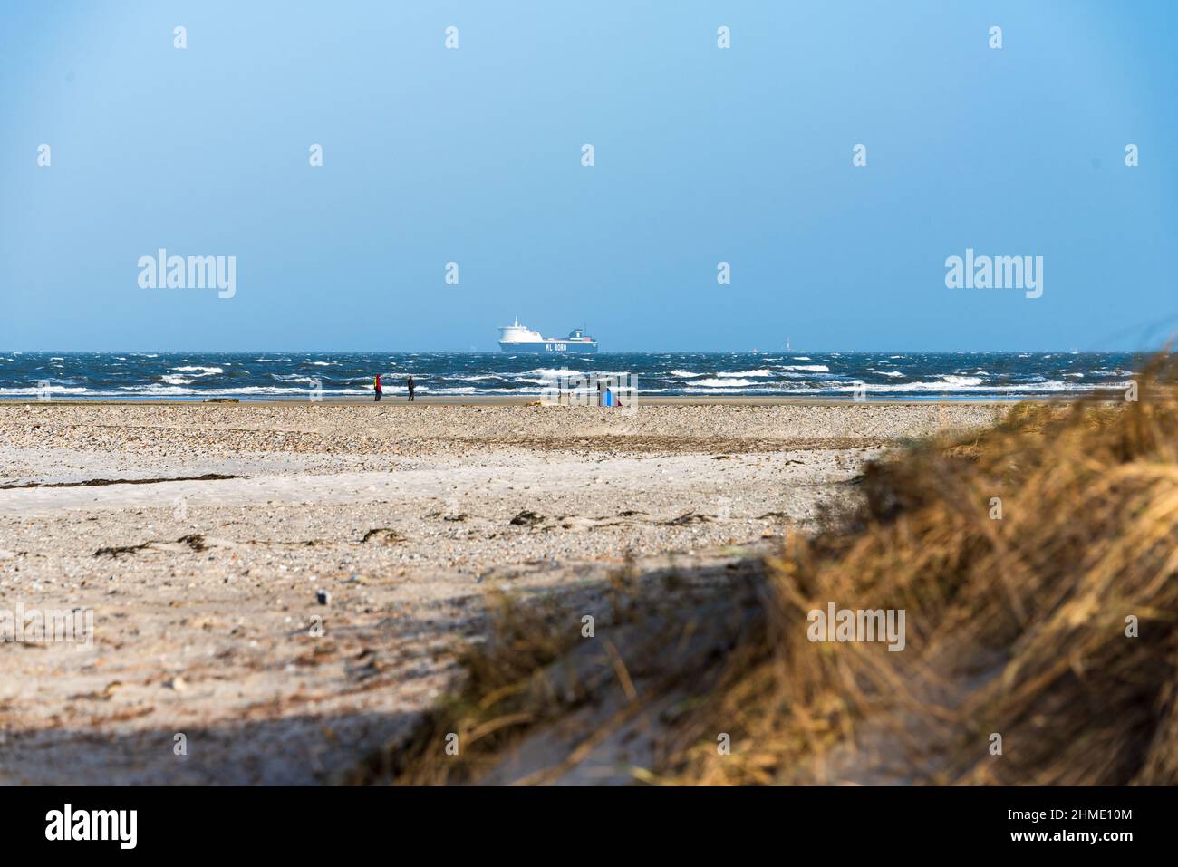 Wintersturm an der Kieler Förde, ein Weststurm Hat das Wasser aus der Kieler Förde in die Ostsee gedrückt, Spaziergänger genießen die Eindrücke. Banque D'Images