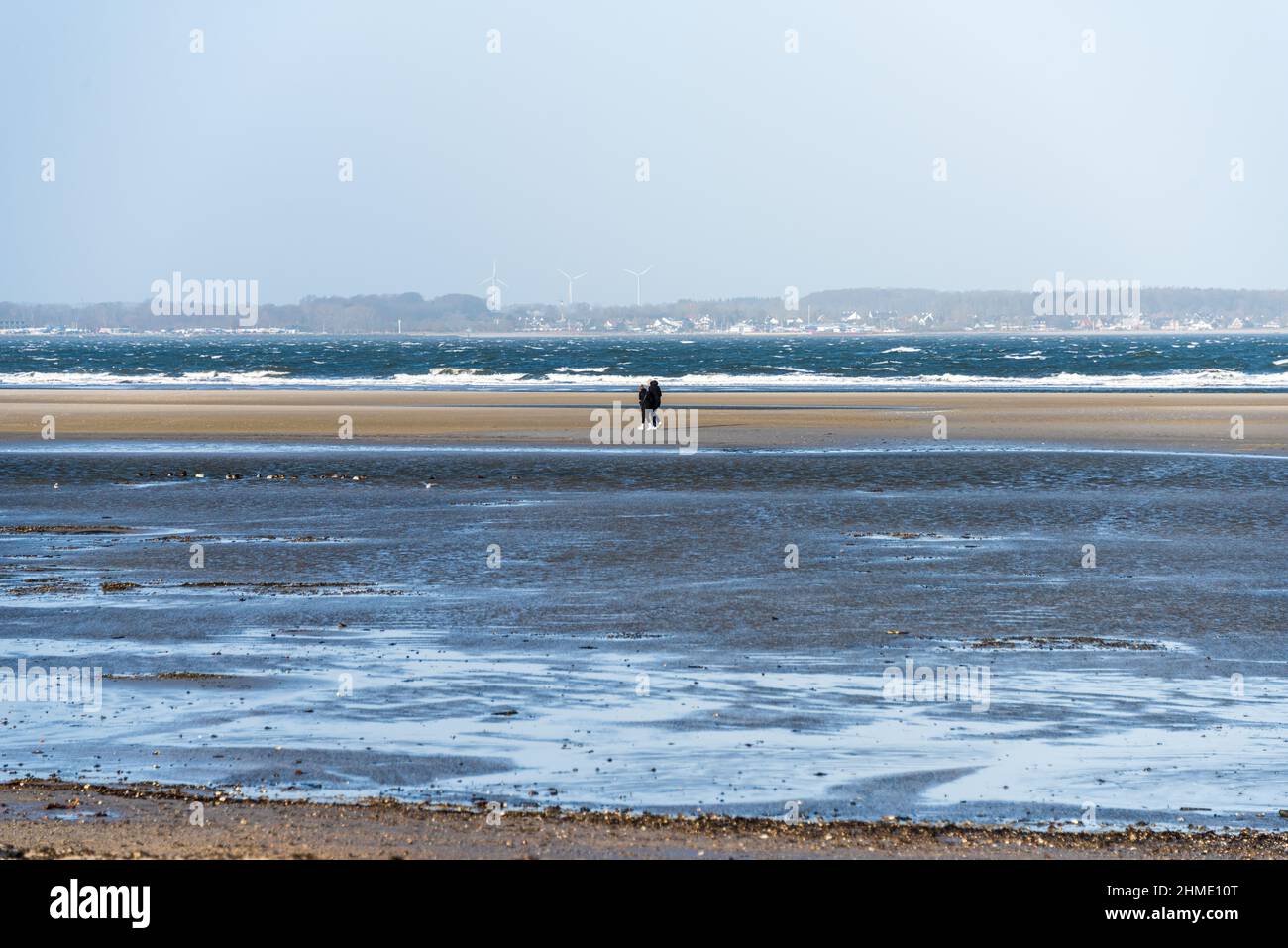 Wintersturm an der Kieler Förde, ein Weststurm Hat das Wasser aus der Kieler Förde in die Ostsee gedrückt, Spaziergänger genießen die Eindrücke. Banque D'Images