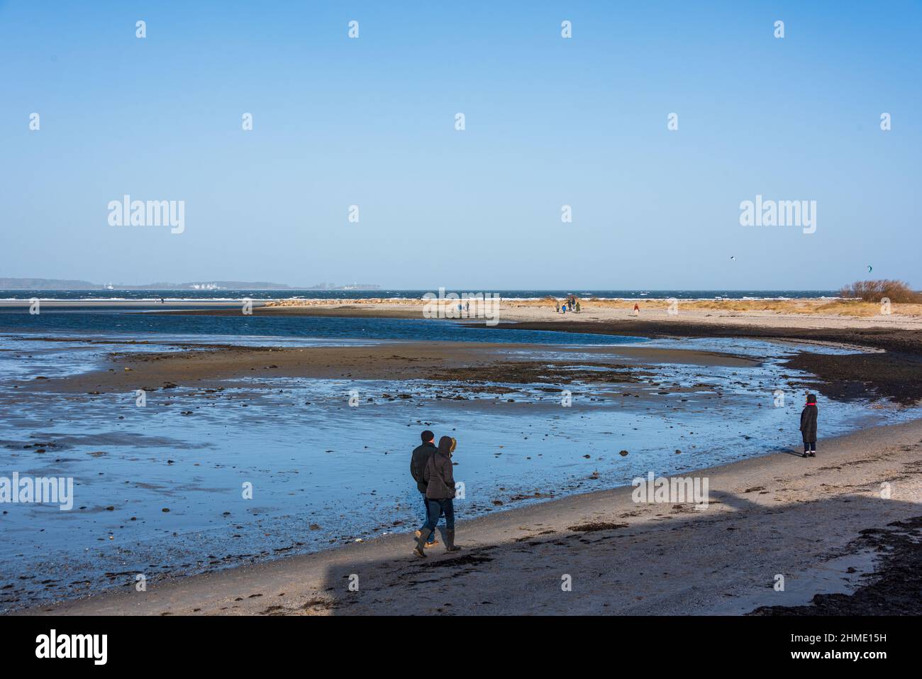 Wintersturm an der Kieler Förde, ein Weststurm Hat das Wasser aus der Kieler Förde in die Ostsee gedrückt, Spaziergänger genießen die Eindrücke. Banque D'Images