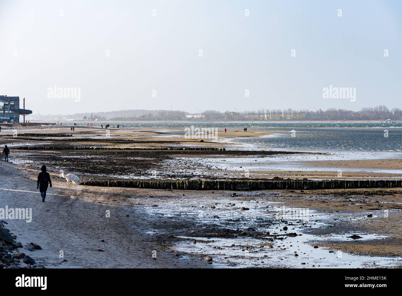 Wintersturm an der Kieler Förde, ein Weststurm Hat das Wasser aus der Kieler Förde in die Ostsee gedrückt, Spaziergänger genießen die Eindrücke. Banque D'Images