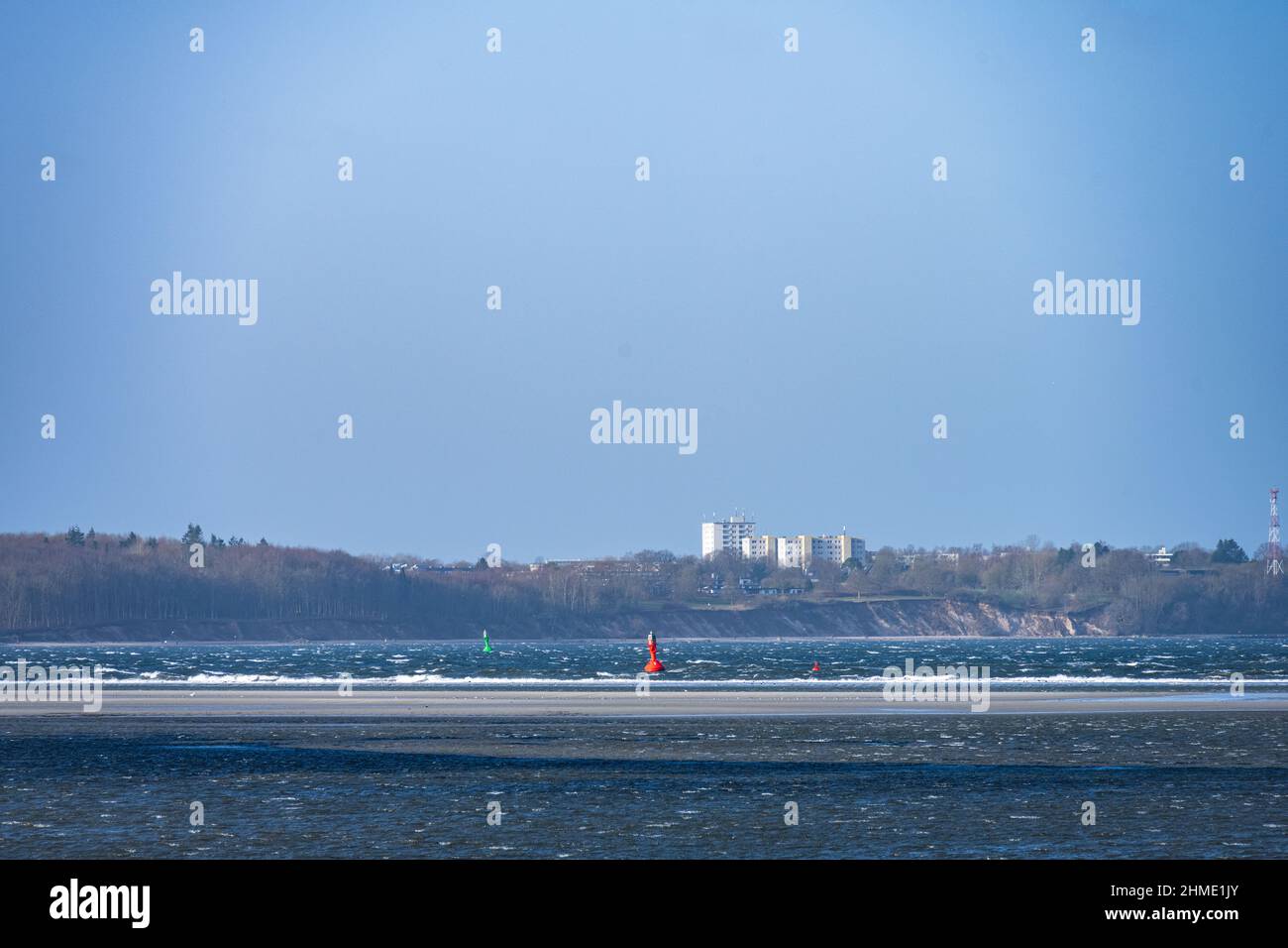 Wintersturm an der Kieler Förde, ein Weststurm Hat das Wasser aus der Kieler Förde in die Ostsee gedrückt, Spaziergänger genießen die Eindrücke. Banque D'Images