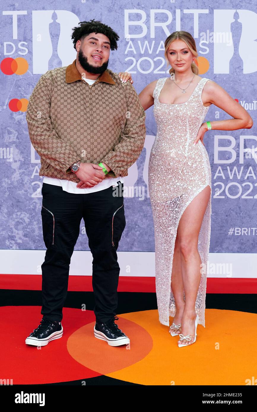 Big Zuu (à gauche) assister aux Brit Awards 2022 à l'Arena O2, Londres. Date  de la photo: Mardi 8 février 2022 Photo Stock - Alamy