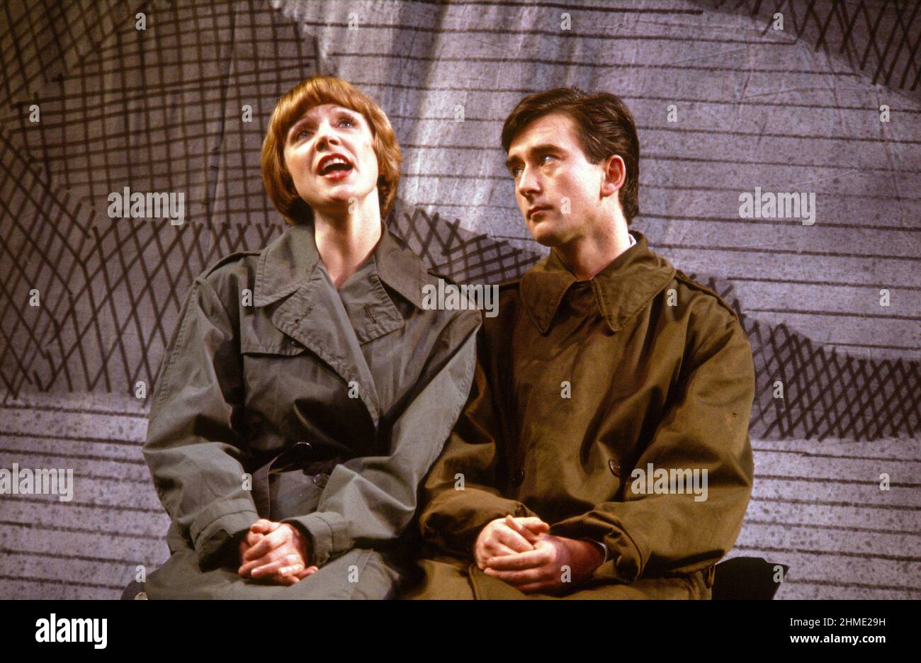 Christina Matthews (Jill Kemp), Denis Lawson (Jim Lancaster) dans MR CINDERS par Clifford Gray & Greatrex Newman au Fortune Theatre, Londres WC2 27/04/1983 une production King’s Head Theatre Club des paroles supplémentaires par Leo Robin Music par Vivian Ellis & Richard Myers Set design: Norman Coates costumes: Marty Flood chorégraphe: Kenn Oldfield directeur: Tony Craven Banque D'Images