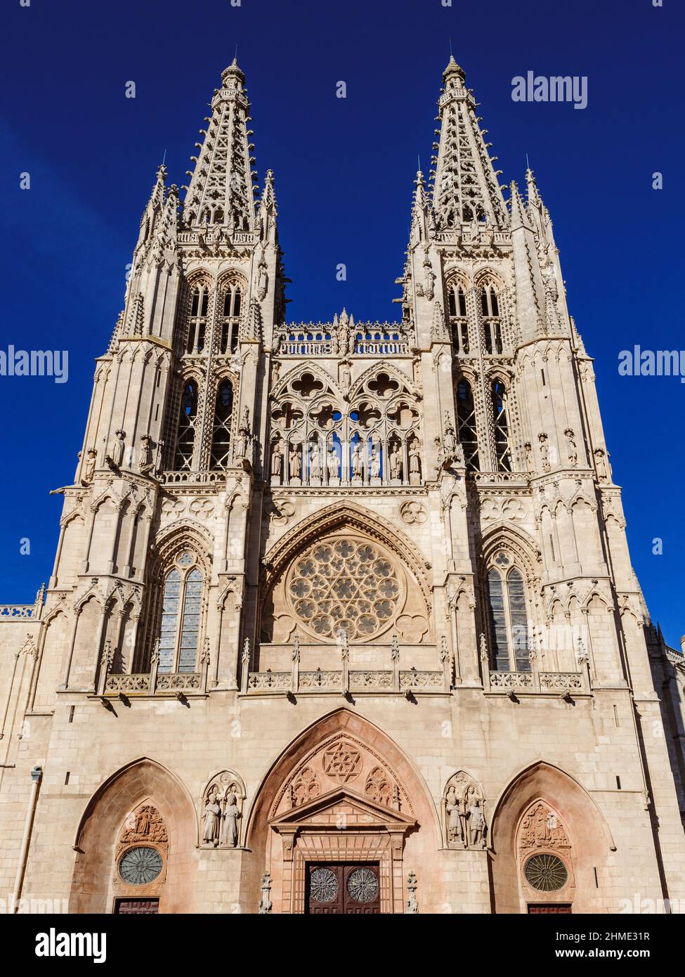 Vue à angle bas de la cathédrale de Burgos façade Santa María célèbre monument en Espagne construit en 13th siècle Banque D'Images
