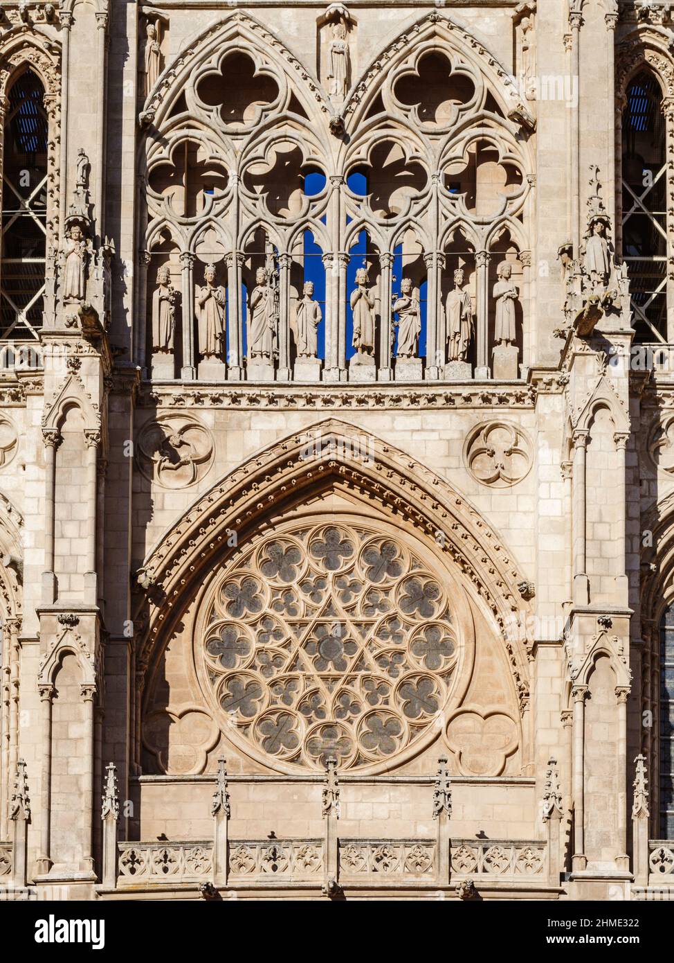 Vue à angle bas de la cathédrale de Burgos façade Santa María célèbre monument en Espagne construit en 13th siècle Banque D'Images