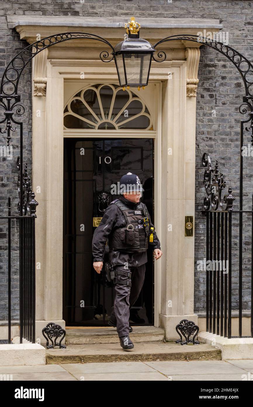 Agent de police quittant le numéro 10 Downing Street, Londres, Royaume-Uni Banque D'Images