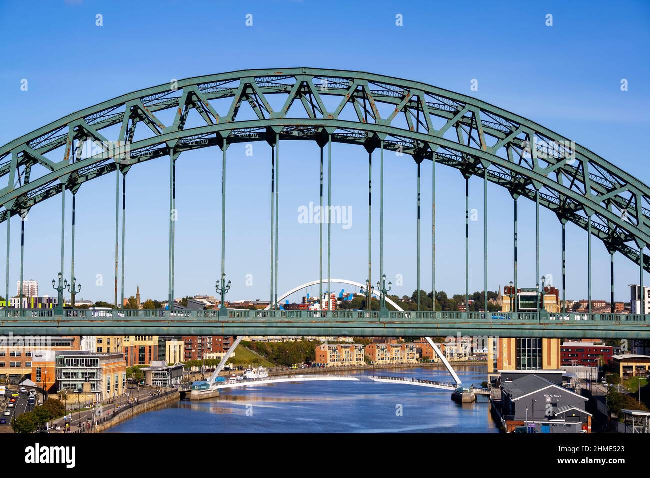 Vue rapprochée du pont Tyne à Newcastle upon Tyne (Angleterre), avec vue sur le pont du Millénaire de Gateshead par une journée ensoleillée Banque D'Images