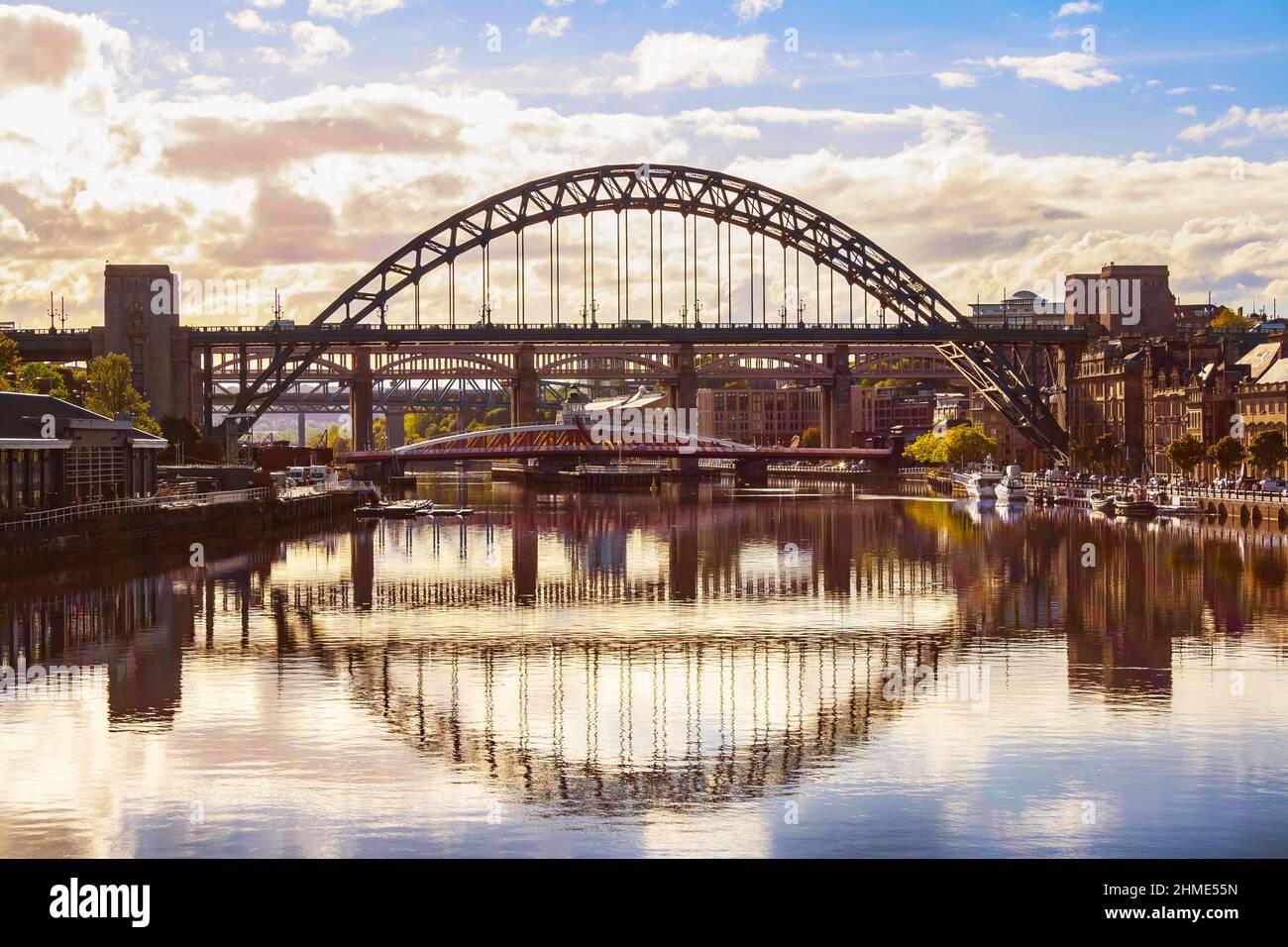 Vue sur les ponts au-dessus de la rivière Tyne à Newcastle et à Gateshead Banque D'Images
