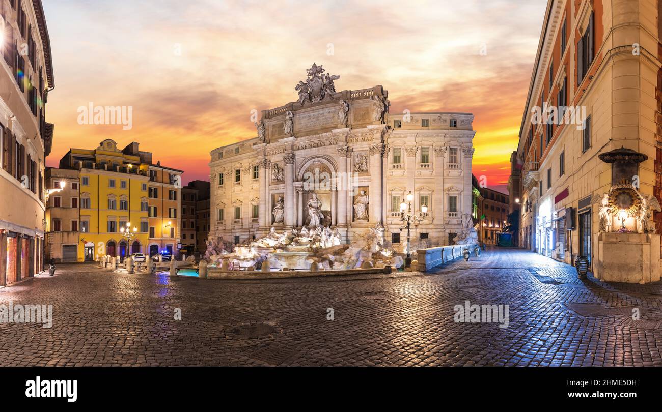 Belle vue complète de la fontaine de Trevi au lever du soleil, Rome, Italie, personne Banque D'Images