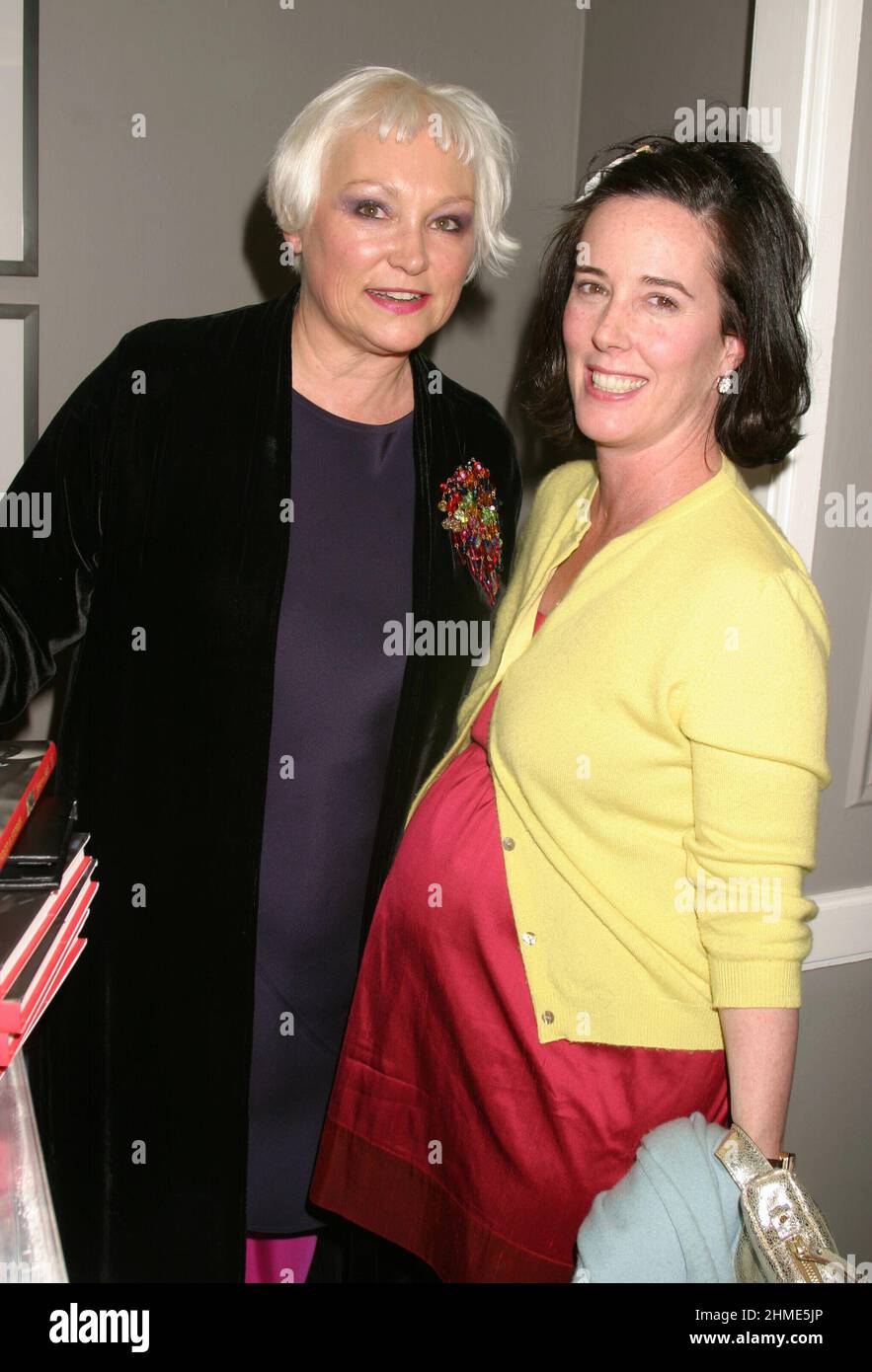 Serena Bass et Kate Spade assistent au lancement du livre de cuisine Serena Bass, « Serena, Food & Stories-Feeding Friends Avery Hour of the Day » à Bergdorf Goodman à New York le 8 novembre 2004. Crédit photo : Henry McGee/MediaPunch Banque D'Images