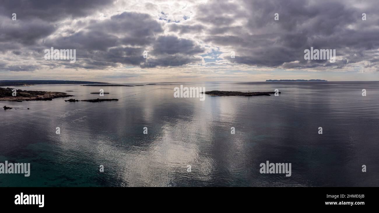 Îlot de Na Guardis avec l'archipel de Cabrera en arrière-plan, Colònia de Sant Jordi, ses Salines, Majorque, Iles Baléares, Espagne Banque D'Images