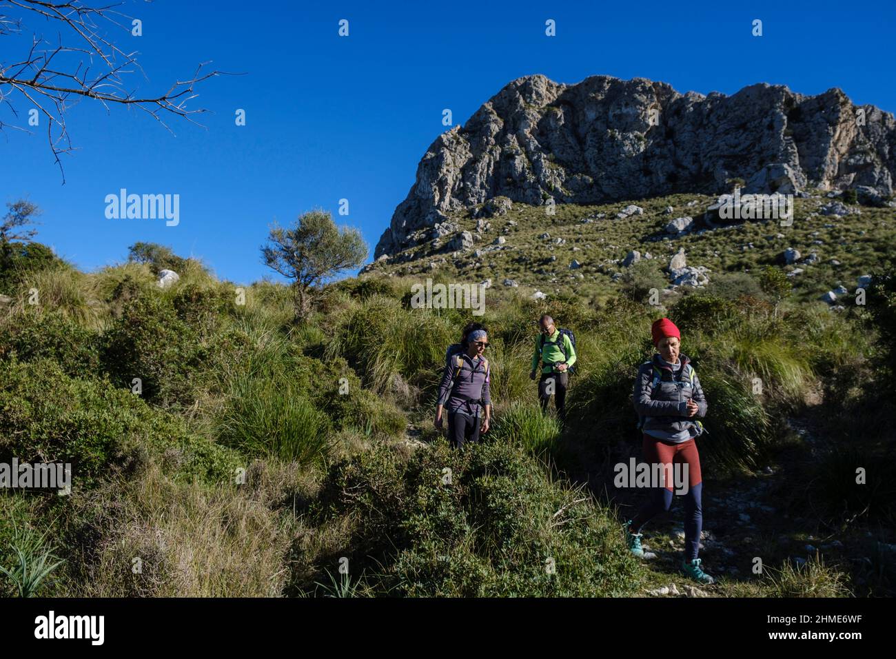 Marcheurs descendant Cucuia de Fartaritx, Pollença, Majorque, Iles Baléares, Espagne Banque D'Images
