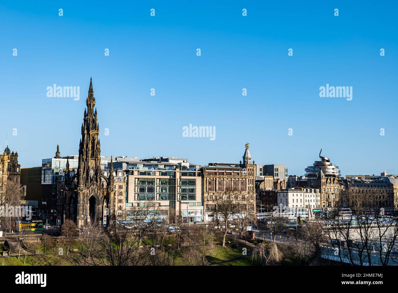 Vue sur Princes Street Gardens avec le monument Scott et le quartier St James par une journée ensoleillée au ciel bleu, Édimbourg, Écosse, Royaume-Uni Banque D'Images
