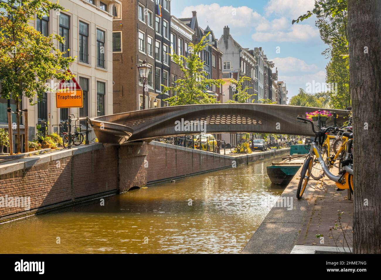 Pays-Bas. Journée d'été à Amsterdam. Pont sur un canal imprimé sur une  imprimante 3D. Panneau indiquant « piétons seulement » en néerlandais Photo  Stock - Alamy