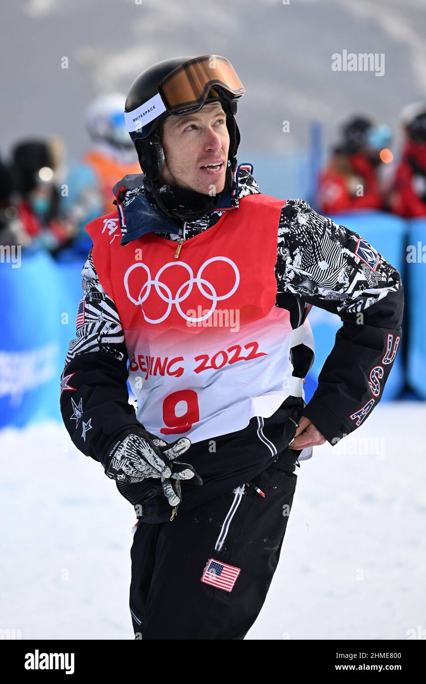 Pékin, Hebei, Chine. 9th févr. 2022. Le snowboarder SHAUN WHITE attend les résultats sur le tableau de bord après sa deuxième course de qualification aux Jeux Olympiques d'hiver de Beijing. (Image de crédit : © Mark Edward Harris/ZUMA Press Wire) Banque D'Images