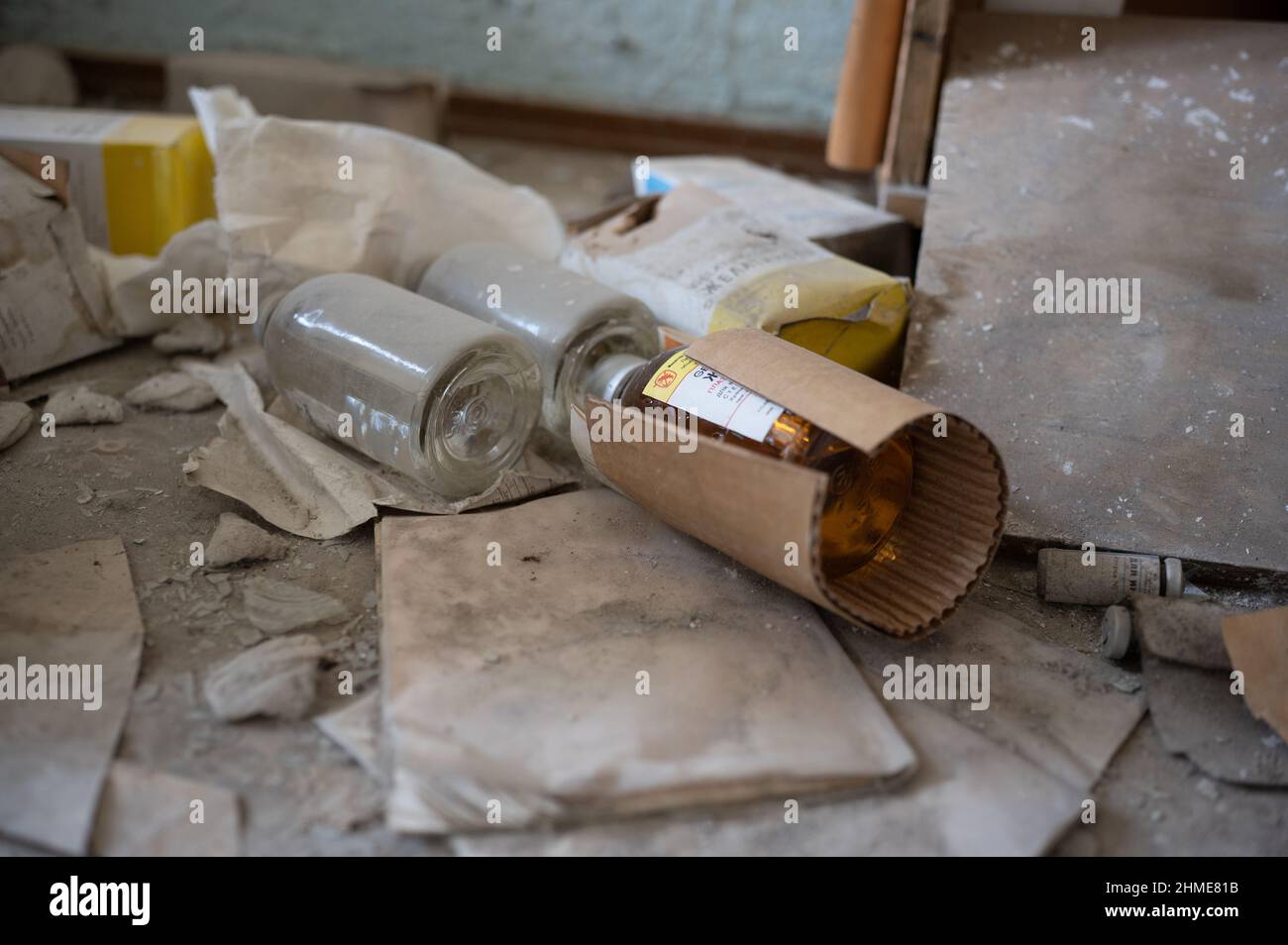 Un grand assortiment de médicaments, de meubles et de matériel médical continue de se délguer dans l'hôpital de Pripyat, en Ukraine, près de la centrale nucléaire de Tchernobyl. Banque D'Images