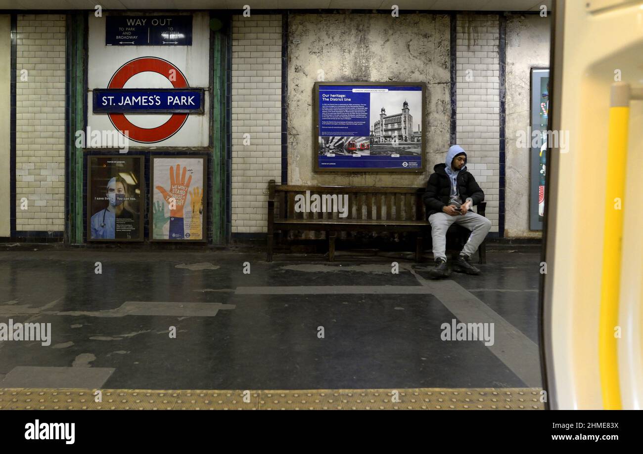 Londres, Angleterre, Royaume-Uni. Plate-forme souterraine de St Jamess Park Banque D'Images
