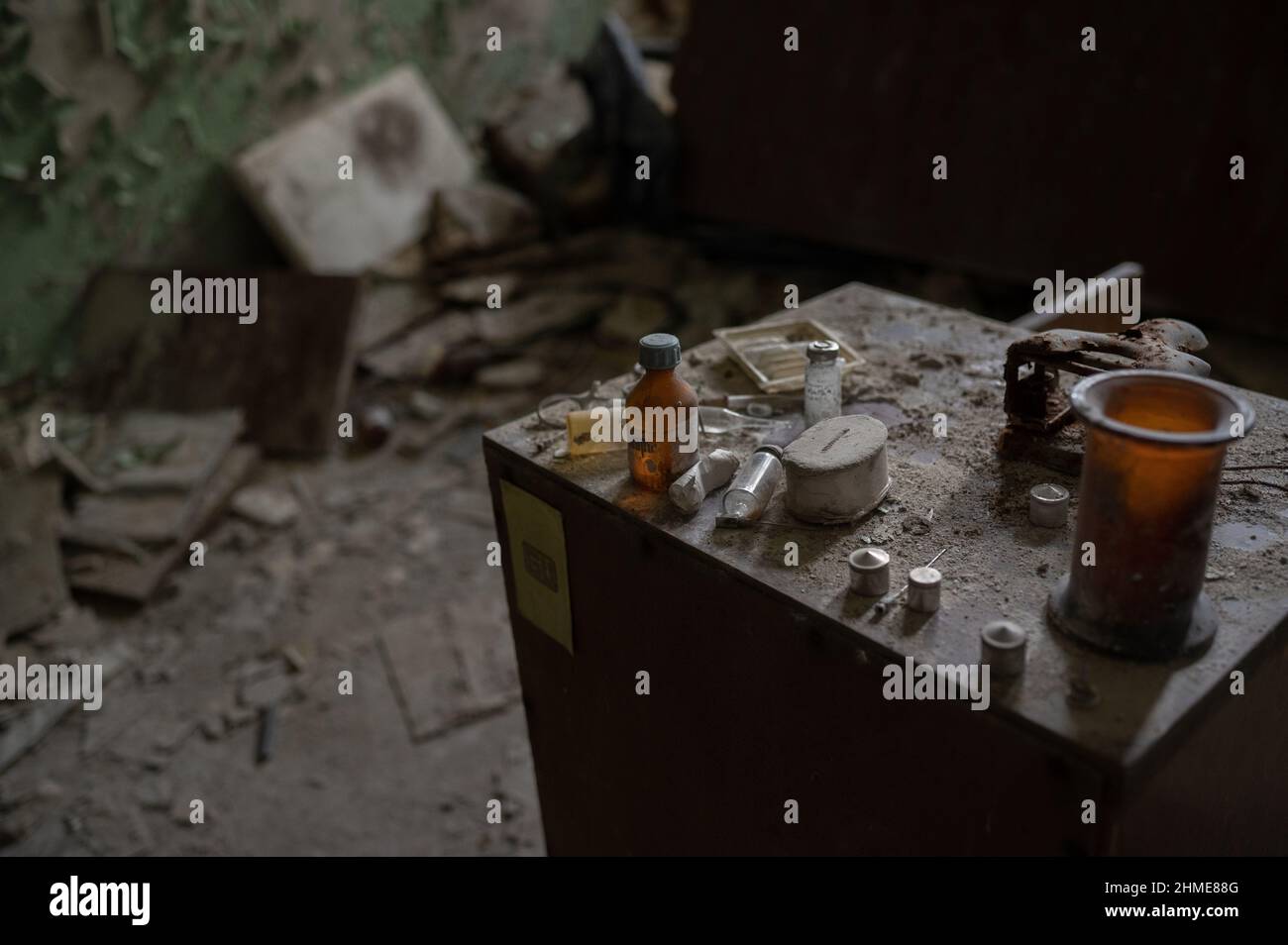 Un grand assortiment de médicaments, de meubles et de matériel médical continue de se délguer dans l'hôpital de Pripyat, en Ukraine, près de la centrale nucléaire de Tchernobyl. Banque D'Images