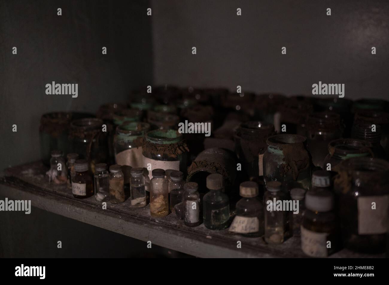 Échantillons de tissus humains et pots de collecte dans la salle d'autopsie de la morgue abandonnée à Pripyat, en Ukraine, près de la centrale nucléaire de Tchernobyl. Banque D'Images
