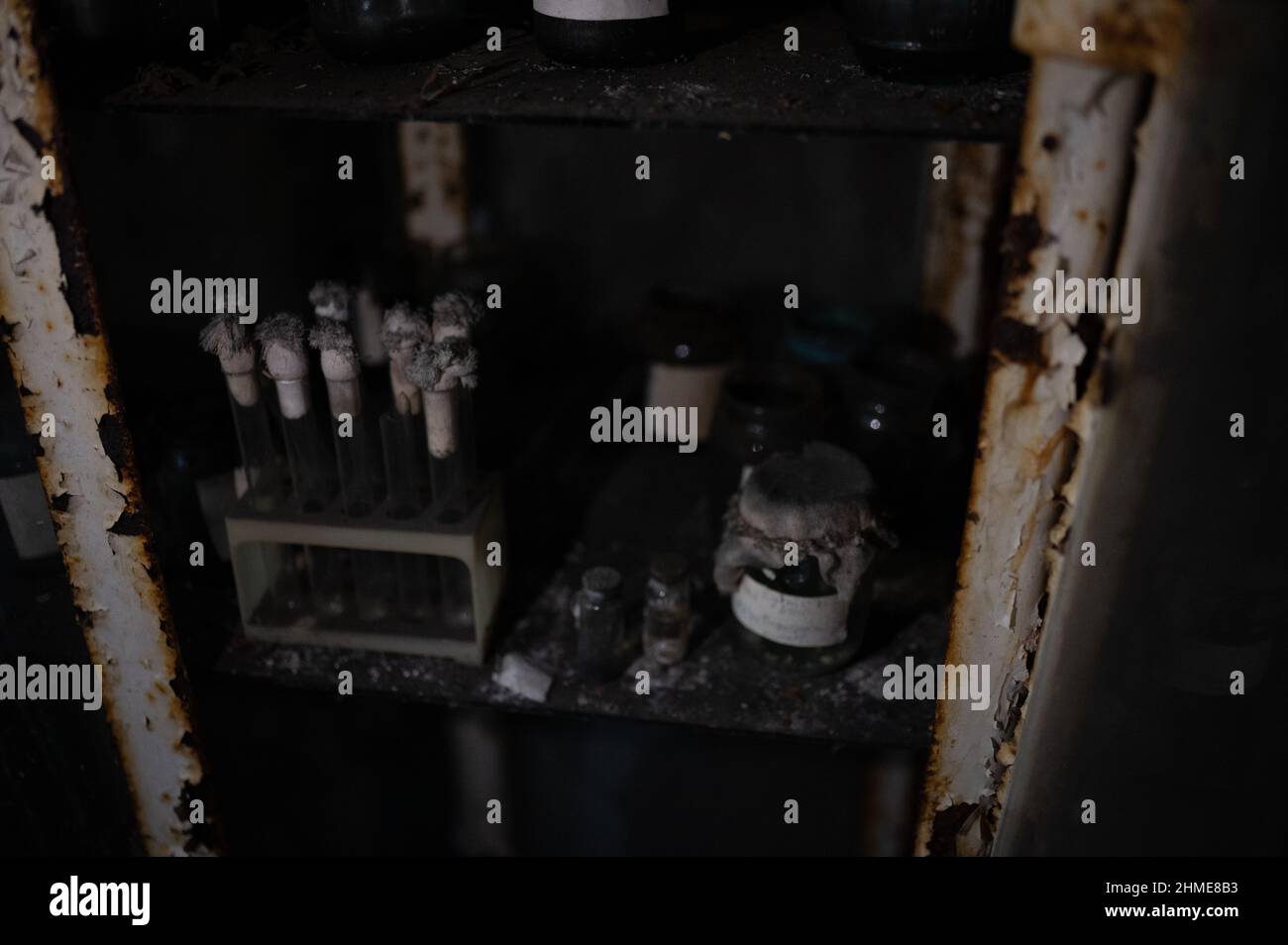 Échantillons de tissus humains et pots de collecte dans la salle d'autopsie de la morgue abandonnée à Pripyat, en Ukraine, près de la centrale nucléaire de Tchernobyl. Banque D'Images