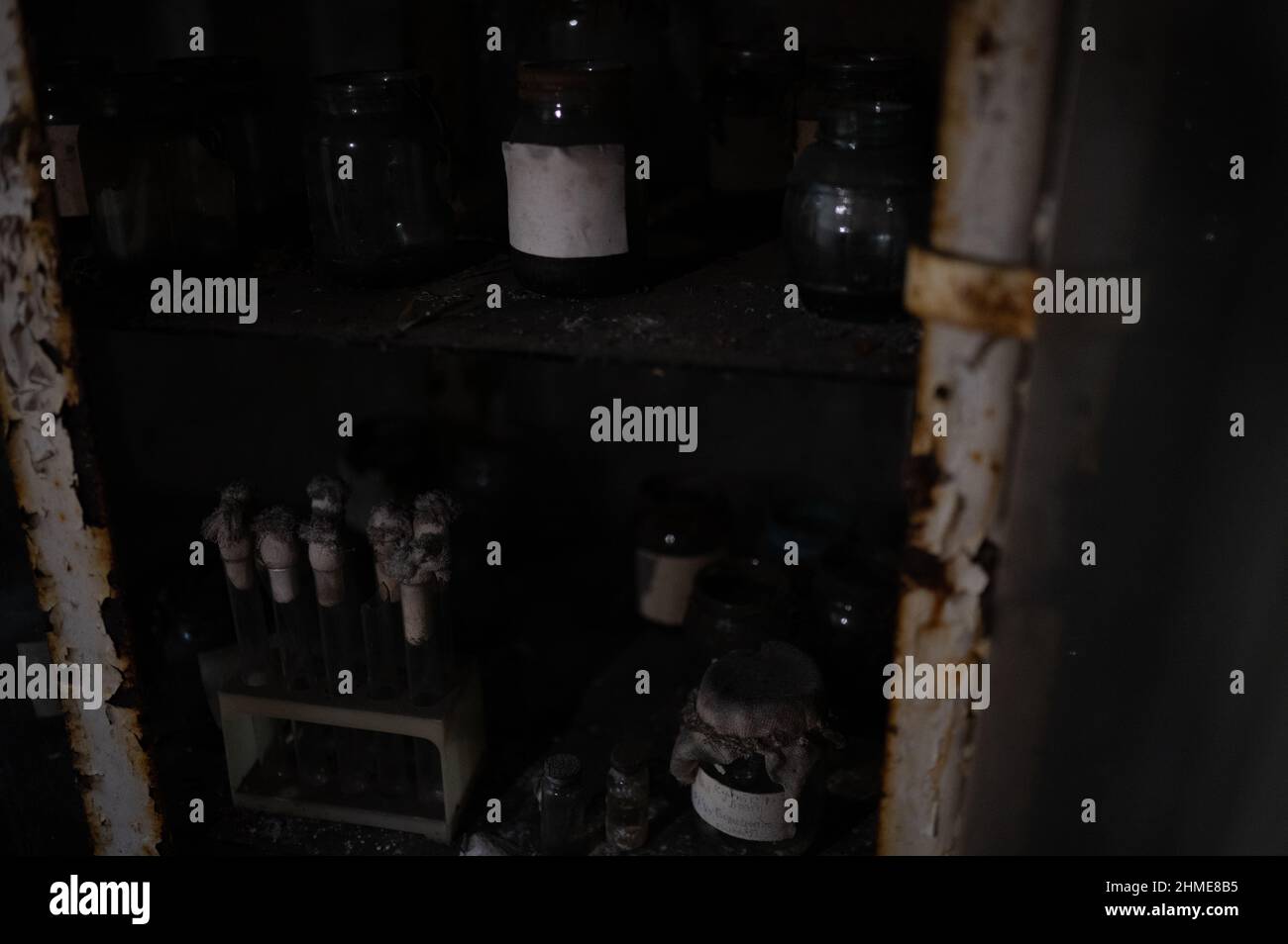 Échantillons de tissus humains et pots de collecte dans la salle d'autopsie de la morgue abandonnée à Pripyat, en Ukraine, près de la centrale nucléaire de Tchernobyl. Banque D'Images