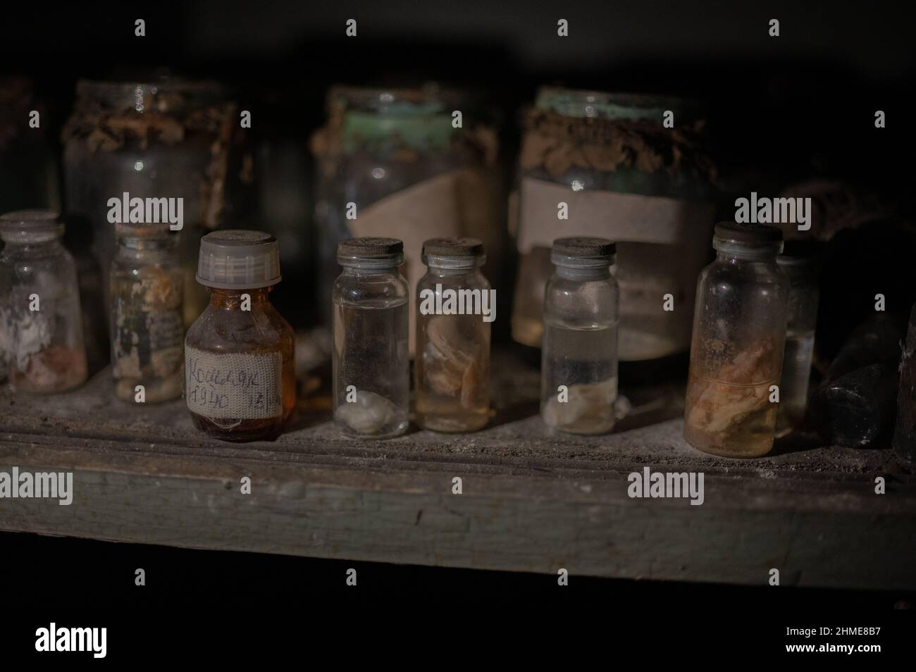 Échantillons de tissus humains et pots de collecte dans la salle d'autopsie de la morgue abandonnée à Pripyat, en Ukraine, près de la centrale nucléaire de Tchernobyl. Banque D'Images