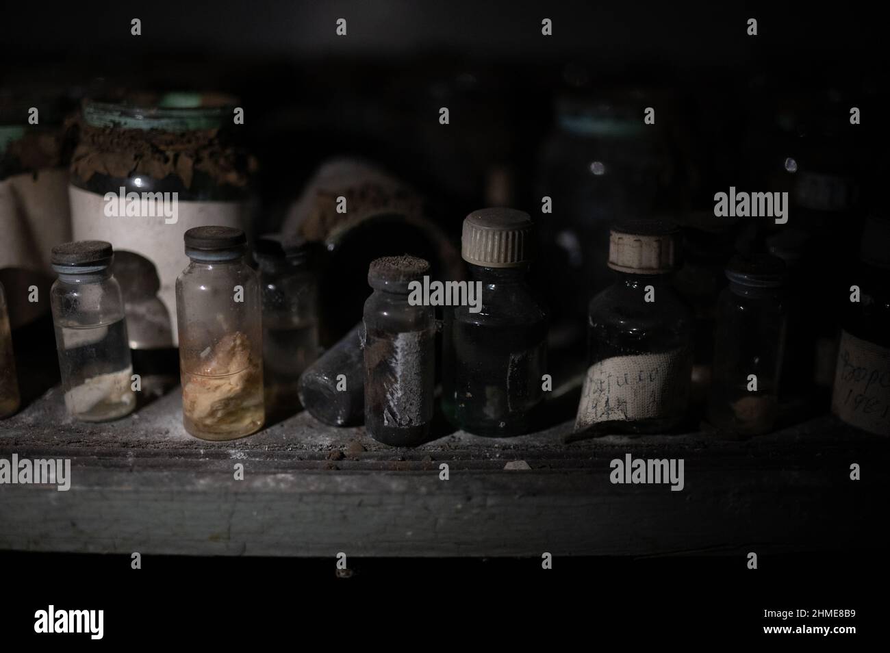 Échantillons de tissus humains et pots de collecte dans la salle d'autopsie de la morgue abandonnée à Pripyat, en Ukraine, près de la centrale nucléaire de Tchernobyl. Banque D'Images