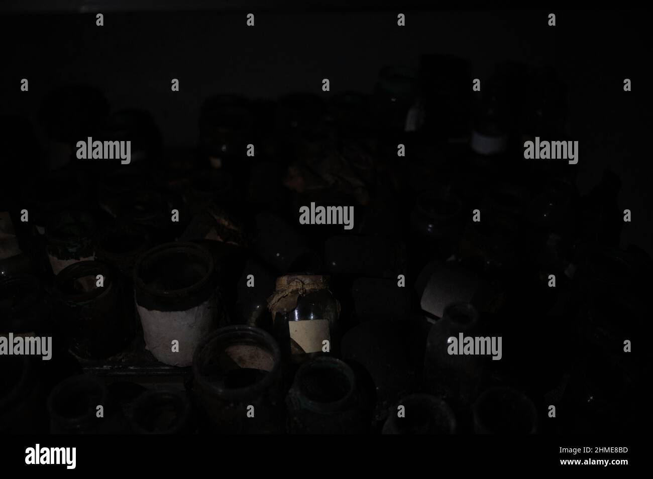 Échantillons de tissus humains et pots de collecte dans la salle d'autopsie de la morgue abandonnée à Pripyat, en Ukraine, près de la centrale nucléaire de Tchernobyl. Banque D'Images