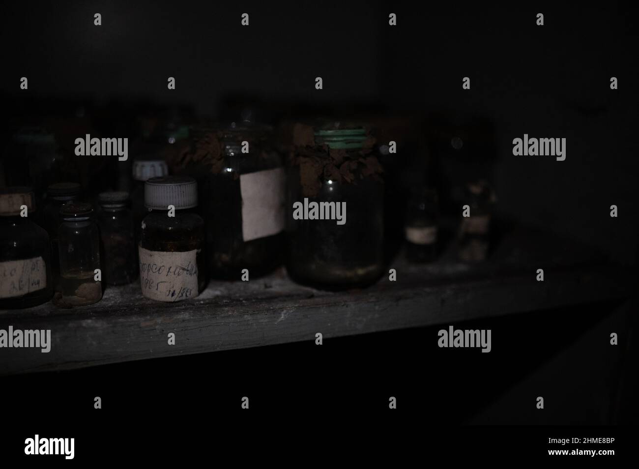 Échantillons de tissus humains et pots de collecte dans la salle d'autopsie de la morgue abandonnée à Pripyat, en Ukraine, près de la centrale nucléaire de Tchernobyl. Banque D'Images