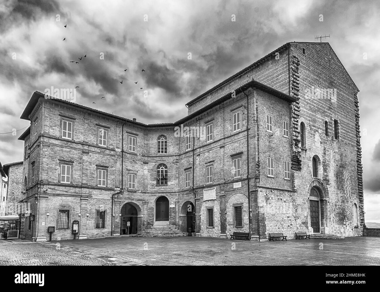 Vue sur le Palazzo Pretorio, un bâtiment médiéval faisant face à la pittoresque Piazza Grande de Gubbio, en Ombrie, dans le centre de l'Italie Banque D'Images