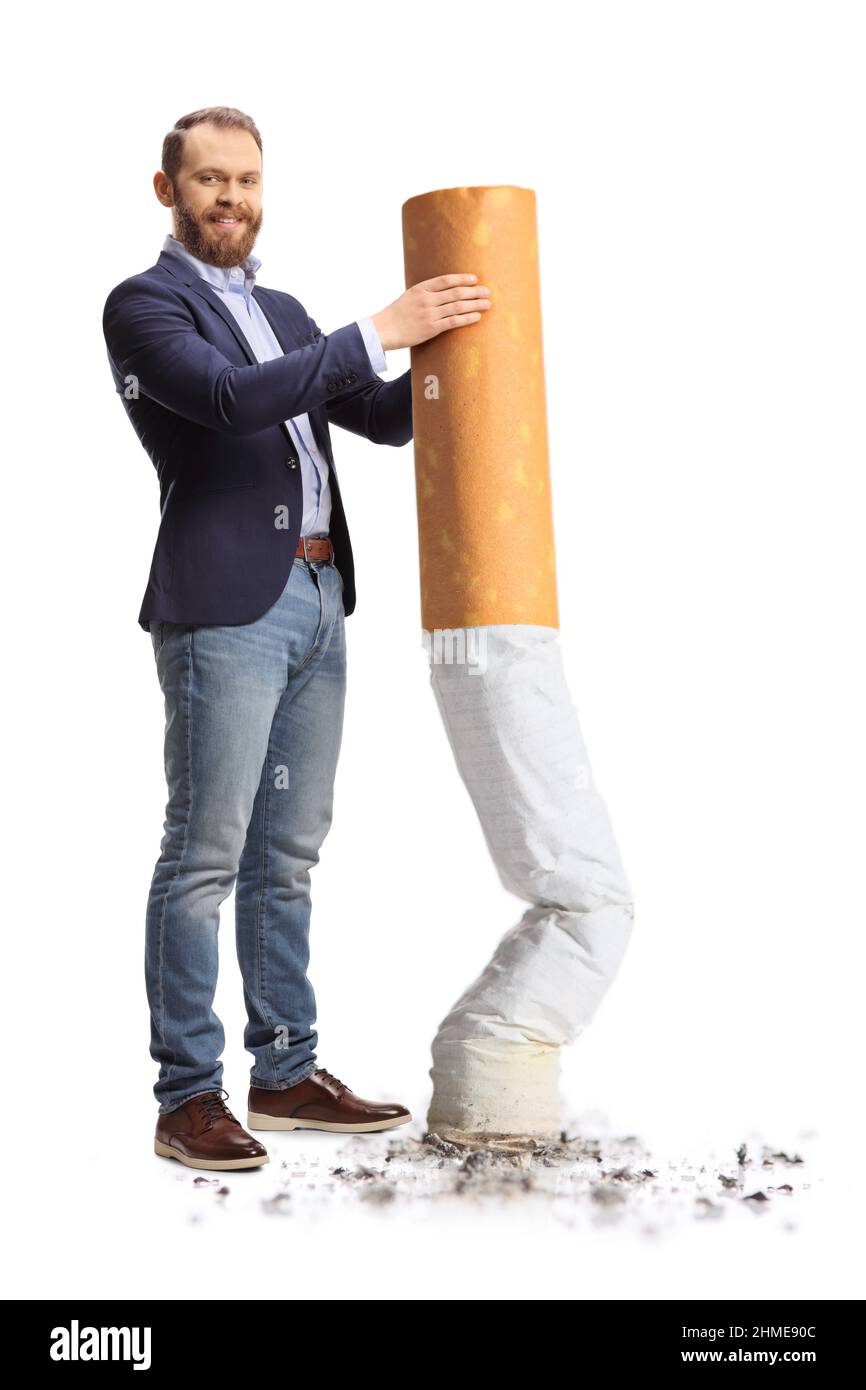 Jeune homme mettant une grosse cigarette isolée sur fond blanc Banque D'Images