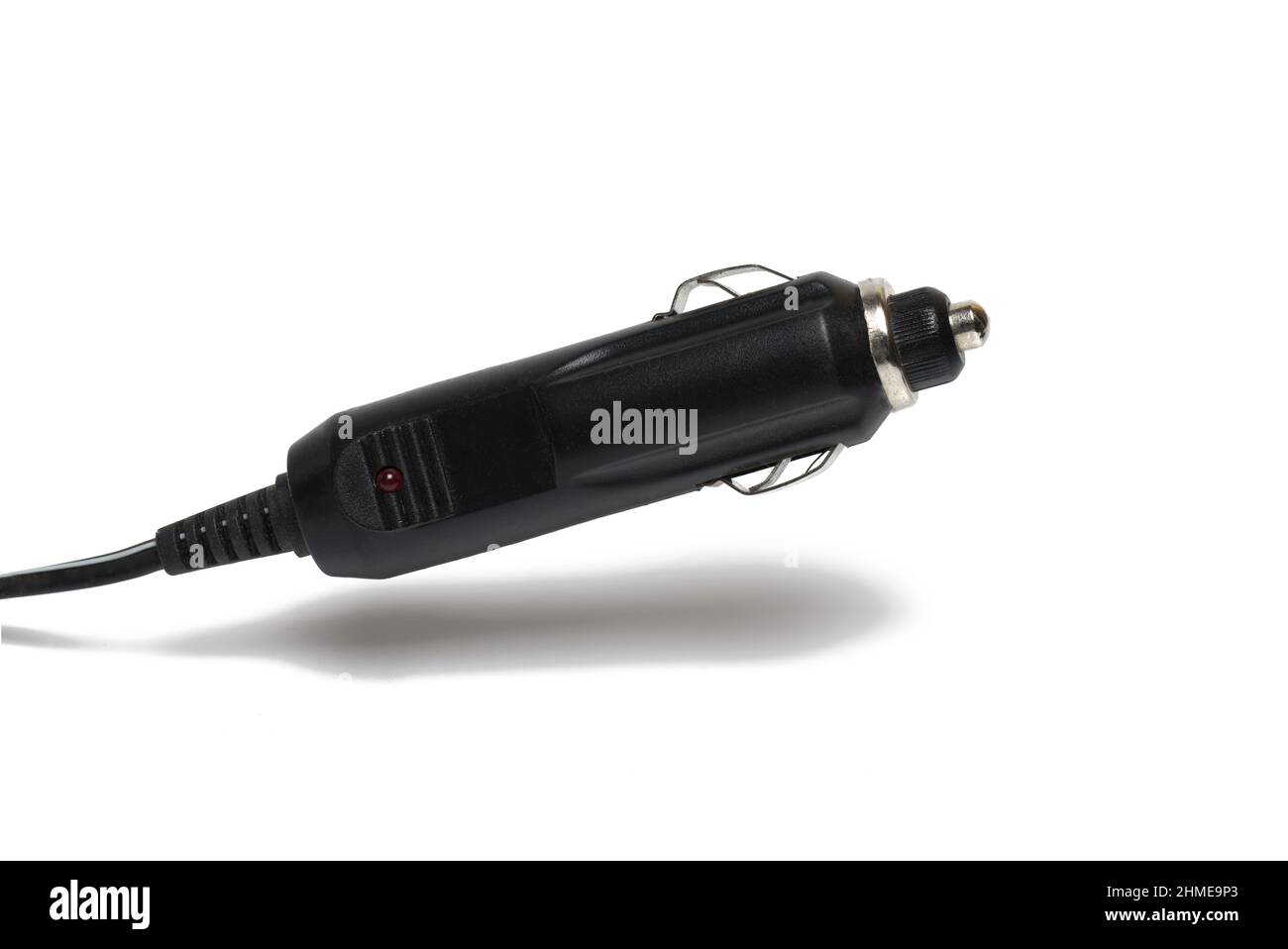 gros plan du chargeur pour charger le téléphone cellulaire dans le connecteur noir de voiture pour connecter les appareils électriques à l'allume-cigare dans le véhicule sur le backgrou blanc Banque D'Images