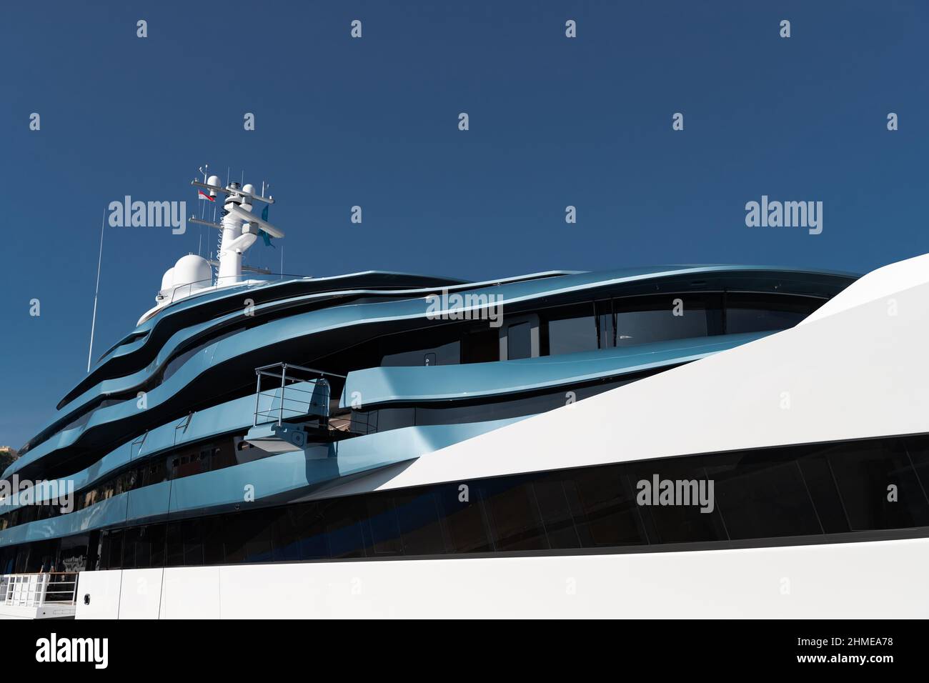 Vue de dessous des ponts d'un immense yacht de couleur bleue le jour ensoleillé, panneau brillant du bateau à moteur, reflet du soleil sur panneau brillant, ciel bleu est allumé Banque D'Images